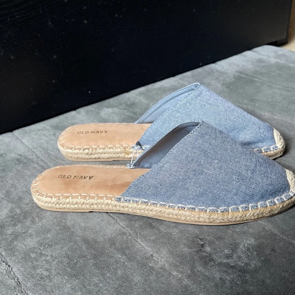 Old Navy Slip On Sandals. - Picture 4 of 5